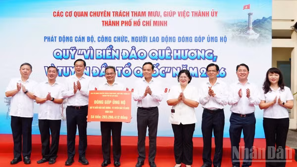 Bí thư Thành ủy Thành phố Hồ Chí Minh Trần Lưu Quang cùng các đồng chí Thường trực Thành ủy, lãnh đạo các cơ quan chuyên trách tham mưu, giúp việc Thành ủy Thành phố Hồ Chí Minh trao kinh phí ủng hộ Quỹ “Vì biển đảo quê hương-Vì tuyến đầu Tổ quốc” Thành phố năm 2026. (Ảnh: VƯƠNG LÊ)
