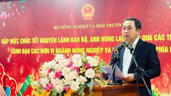 Bộ trưởng Nông nghiệp và Môi trường Trần Đức Thắng chia sẻ thông tin về hoạt động của ngành với các đại biểu tham dự buổi gặp mặt. (Ảnh: VƯƠNG LÊ)