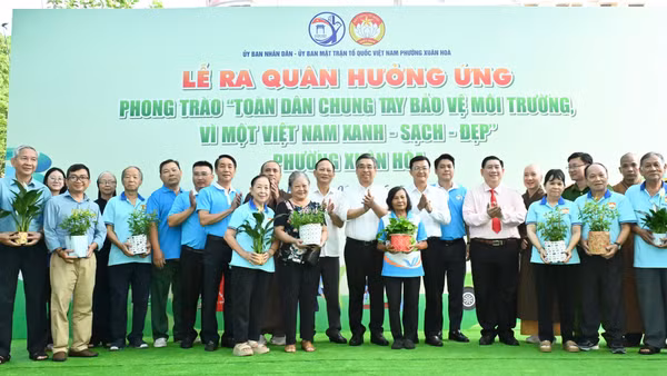 Đồng chí Nguyễn Phước Lộc cùng đại diện lãnh đạo phường Xuân Hòa trao tặng cây xanh cho đại diện Trưởng Ban Công tác Mặt trận của 24 khu phố. (Ảnh: VIỆT DŨNG)