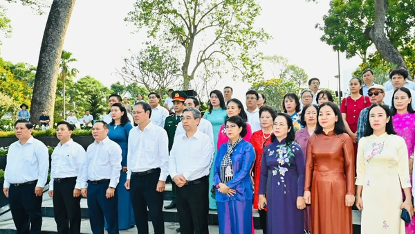 Đồng chí Nguyễn Phước Lộc, các đại biểu và người dân đến dự lễ tưởng niệm. (Ảnh: VIỆT DŨNG)