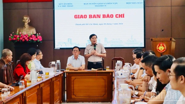 Đồng chí Tăng Hữu Phong, Phó Trưởng Ban Tuyên giáo và Dân vận Thành ủy Thành phố Hồ Chí Minh phát biểu tại cuộc họp giao ban.