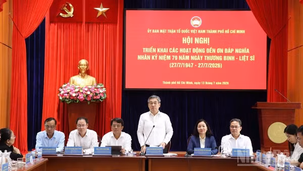 Đồng chí Nguyễn Phước Lộc, Ủy viên Trung ương Đảng, Phó Bí thư Thành ủy, Chủ tịch Ủy ban Mặt trận Tổ quốc Việt Nam Thành phố phát biểu tại hội nghị.