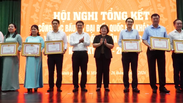 Lãnh đạo Thành phố Hồ Chí Minh trao Bằng khen của Ủy ban nhân dân thành phố cho các tập thể có thành tích xuất sắc trong công tác bầu cử. 