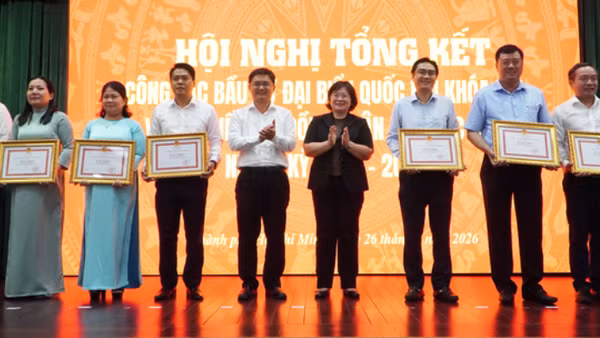 Lãnh đạo Thành phố Hồ Chí Minh trao Bằng khen của Ủy ban nhân dân thành phố cho các tập thể có thành tích xuất sắc trong công tác bầu cử. 