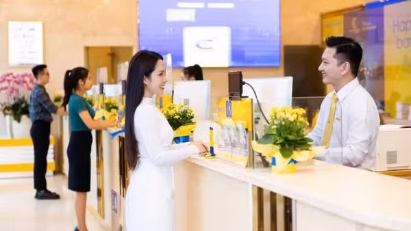 Khách hàng giao dịch tại Ngân hàng thương mại cổ phần Nam Á.