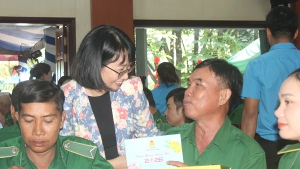 Bà Trần Thị Diệu Thúy, Phó Chủ tịch Ủy ban nhân dân Thành phố Hồ Chí Minh tặng quà Tết cho đoàn viên, người lao động công ty.