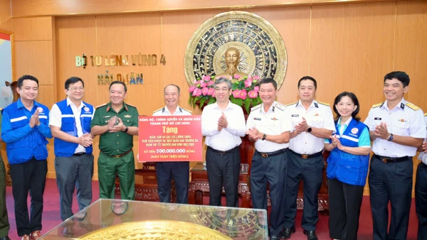  Đoàn công tác tặng quà cho quân và dân đặc khu Trường Sa - Ảnh: Văn Minh