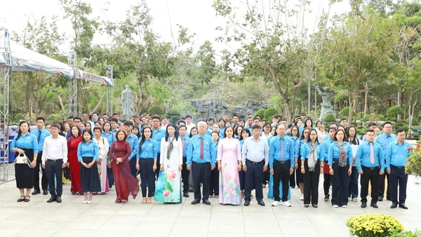 Công nhân, lao động ưu tú dâng hương tưởng nhớ Anh hùng liệt sĩ tại Đặc khu Côn Đảo