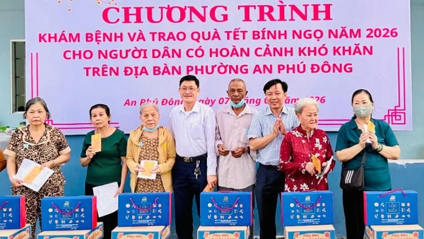 Ban tổ chức trao quà cho người dân có hoàn cảnh khó khăn trên địa bàn.