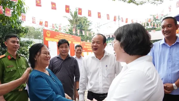 Đồng chí Văn Thị Bạch Tuyết, Phó Bí thư Thành ủy cảm ơn gia đình bà Phạm Thị Kiều Hạnh đã cho địa phương mượn địa điểm làm khu vực bỏ phiếu.