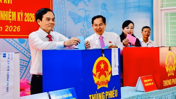 Ủy viên Bộ Chính trị, Bí thư Thành ủy Thành phố Hồ Chí Minh Trần Lưu Quang bỏ phiếu bầu cử sáng 15/3. (Ảnh: THẾ ANH)