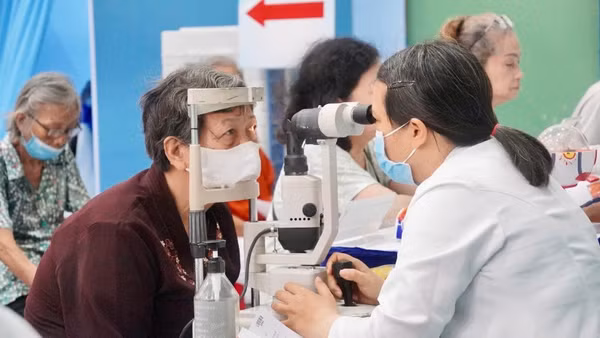 Thành phố tăng cường chăm sóc sức khỏe cho người dân trên địa bàn. 