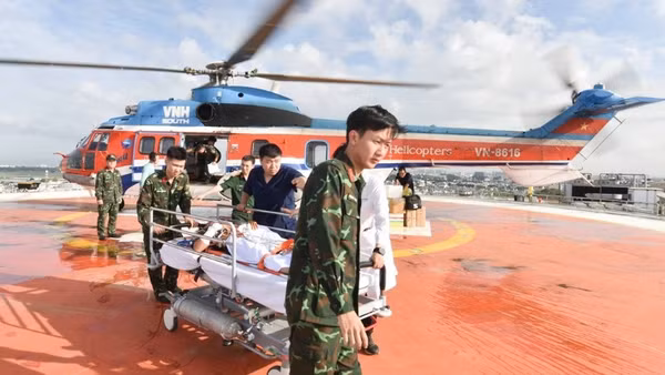 Hai bệnh nhân đã được đưa về Bệnh viện Quân y 175 an toàn bằng trực thăng.