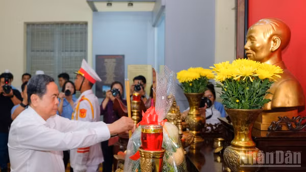 Chủ tịch Quốc hội Trần Thanh Mẫn dâng hương tại “Địa điểm Dinh quận Hóc Môn”.