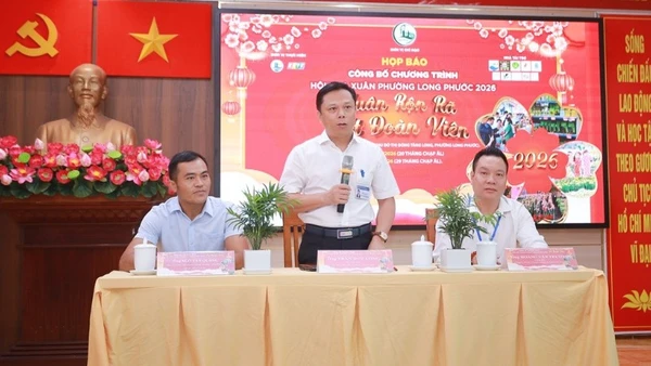 Ông Trần Duy Long, Phó Chủ tịch Ủy ban nhân dân phường Long Phước thông tin về Hội hoa xuân năm 2026 trên địa bàn.