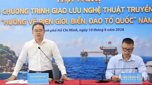 Đồng chí Phạm Minh Tuấn, Phó Chủ tịch Ủy ban Mặt trận Tổ quốc Việt Nam Thành phố Hồ Chí Minh thông tin về chương trình nghệ thuật “Hướng về biên giới, biển, đảo Tổ quốc” năm 2026, sáng 10/8. (Ảnh: Vương Lê)