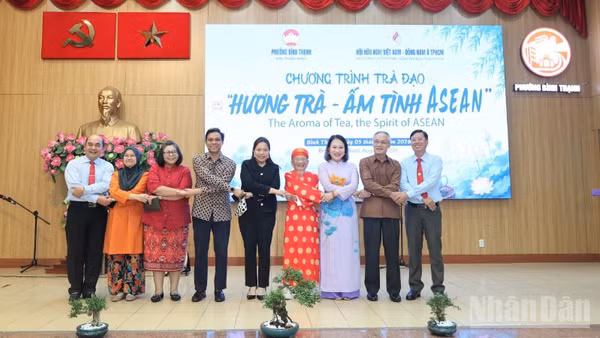 Nhà nghiên cứu Nguyễn Đình Tư và các đại biểu của ASEAN thể hiện sự gắn kết tại chương trình. 