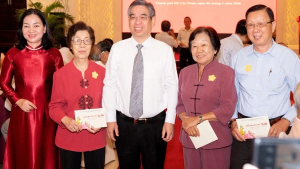 Đồng chí Nguyễn Phước Lộc và đồng chí Trương Thị Bích Hạnh chụp ảnh lưu niệm cùng đồng bào tiêu biểu các dân tộc thiểu số trên địa bàn thành phố.