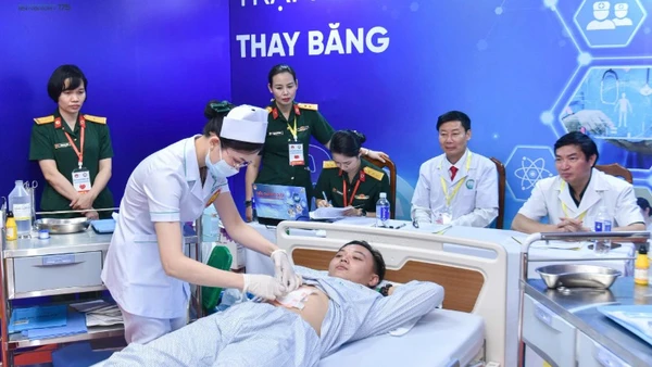 Các thí sinh thực hiện phần thi thực hành.