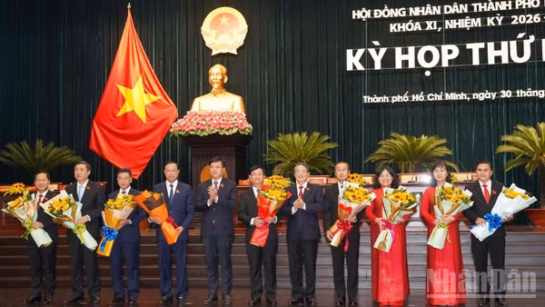 Phó Chủ tịch Quốc hội Nguyễn Đức Hải, Phó Bí thư Thường trực Thành ủy Thành phố Hồ Chí Minh Lê Quốc Phong chúc mừng ra mắt Thường trực Hội đồng nhân dân Thành phố Hồ Chí Minh. (Ảnh: THẾ ANH)