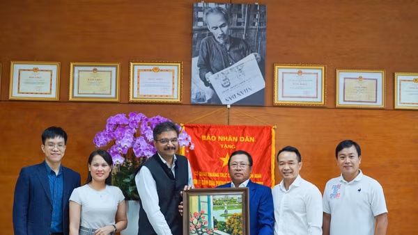 Tiến sĩ Vipra Pandey, Tổng Lãnh sự Ấn Độ tại Thành phố Hồ Chí Minh tới thăm Đại diện Báo Nhân Dân tại khu vực miền nam. (Ảnh: THẾ ANH)