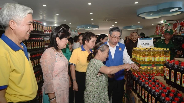 Người dân vui mừng tham gia ngày hội. (Ảnh: THẾ ANH)