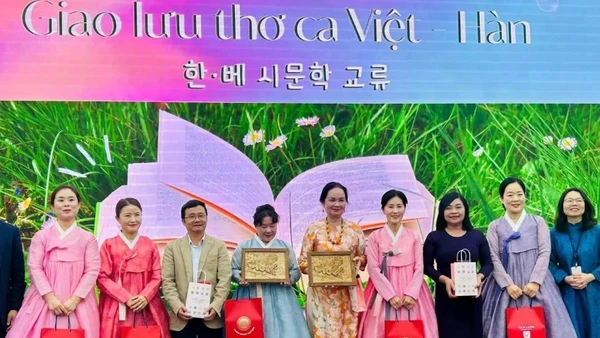 Các tác giả văn học Việt Nam-Hàn Quốc tham gia chương trình giao lưu cùng sinh viên tại Đại học Văn Lang. 