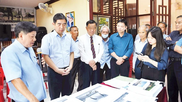 Kiều bào Việt Nam tại Thái Lan thảo luận kế hoạch xây dựng công trình Nhà sàn Bác Hồ. (Ảnh: XUÂN SƠN)