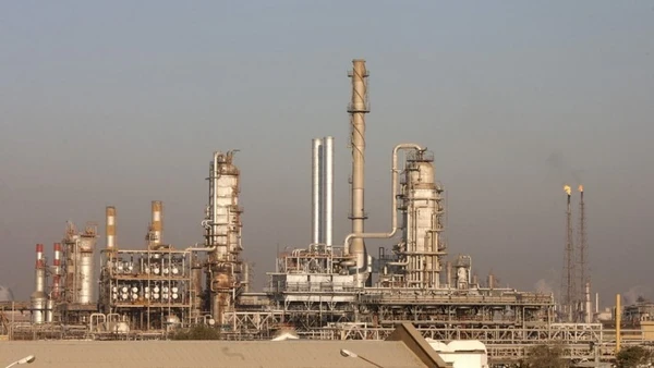 Quang cảnh nhà máy lọc dầu Abadan tại thành phố Abadan ở phía tây nam Iran, ngày 29/12/2010. (Ảnh: XINHUA)