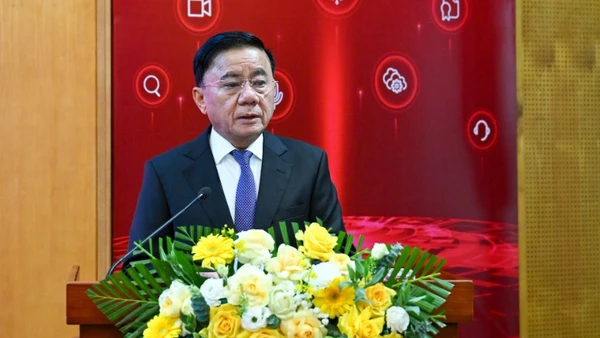 Thường trực Ban Bí thư Trần Cẩm Tú ký ban hành Chỉ thị số 57-CT/TW. (Ảnh: DUY LINH)