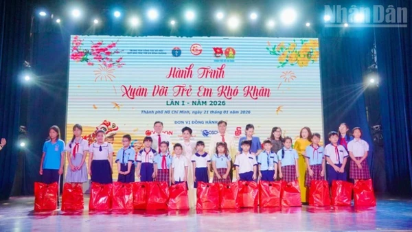 Trao quà Tết cho trẻ em có hoàn cảnh khó khăn tại khu vực 1 thuộc Thành phố Hồ Chí Minh.