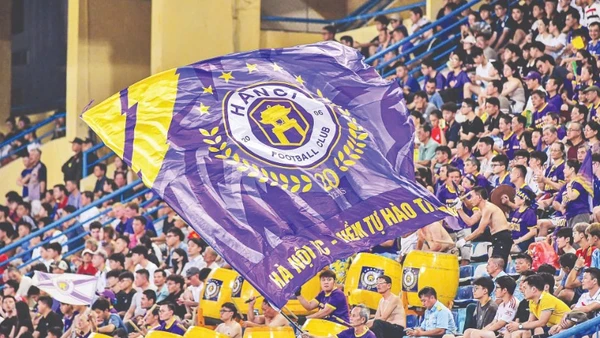 Hội cổ động viên câu lạc bộ Hà Nội cổ vũ trên sân vận động Hàng Đẫy.