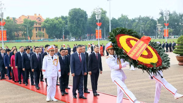 Đoàn đại biểu Ban Chấp hành Trung ương Đảng đến đặt vòng hoa và vào Lăng viếng Chủ tịch Hồ Chí Minh. (Ảnh: An Đăng/TTXVN)