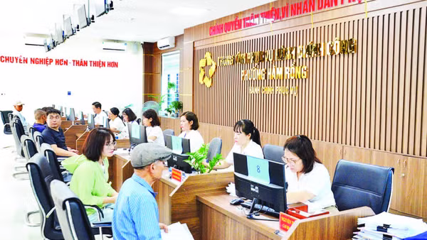 Mô hình “Chính quyền thân thiện, vì nhân dân phục vụ” phường Hàm Rồng, tỉnh Thanh Hóa làm thủ tục hành chính công cho người dân công khai, minh bạch, đúng hẹn. (Ảnh: MINH CHÍNH)