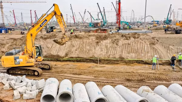 Không khí thi công nhộn nhịp, khẩn trương trên công trường xây dựng Dự án sân vận động Trống Đồng thuộc Khu đô thị thể thao Olympic, thành phố Hà Nội. (Ảnh: HUY TRUNG)