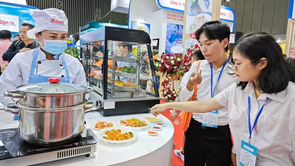 Người tiêu dùng trải nghiệm các sản phẩm thủy sản xuất khẩu tại Hội chợ Vietfish (Ảnh: NGỌC ÁNH)