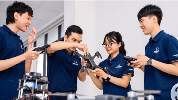 Sinh viên Đại học Phenikaa trong giờ thực hành công nghệ.