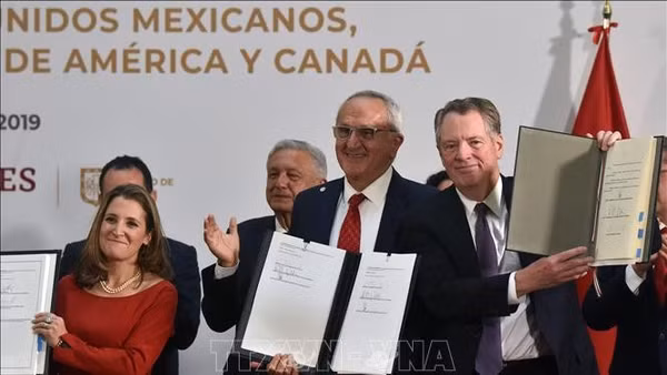 Từ trái sang, phía trước: Phó Thủ tướng Canada Chrystia Freeland, Trưởng đoàn đàm phán Mexico Jesus Seade và Đại diện Thương mại Mỹ Robert Lighthizer tại lễ ký thỏa thuận hoàn tất Hiệp định Thương mại tự do Mỹ-Mexico-Canada (USMCA) ở Mexico City, ngày 10/12/2019. (Ảnh: AFP/TTXVN)