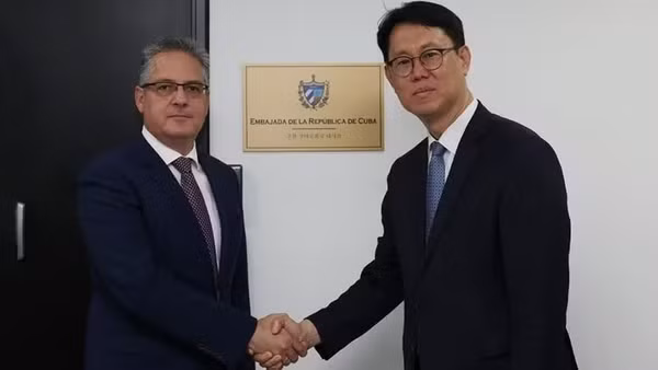Đại diện Bộ Ngoại giao Cuba và Bộ Ngoại giao Hàn Quốc trong buổi lễ khánh thành tấm biển trước lễ khánh thành chính thức Đại sứ quán Cuba tại Seoul, ngày 10/6. (Ảnh: Yonhap/TTXVN)