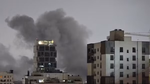 Khói bốc lên sau một vụ tấn công tại Tehran, Iran. (Ảnh: THX/TTXVN)