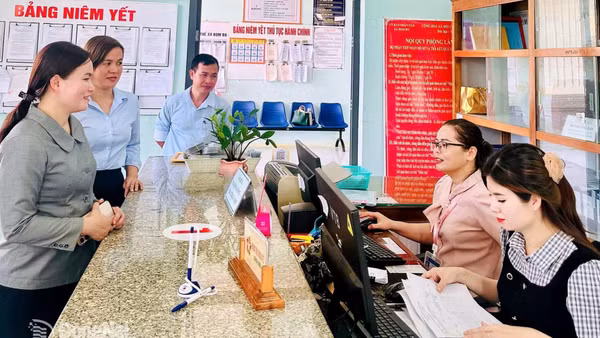 Cán bộ tuyên giáo (bên trái) trao đổi, nắm tình hình tại xã Bom Bo, thành phố Đồng Nai. (Ảnh: LÂM LÂM)