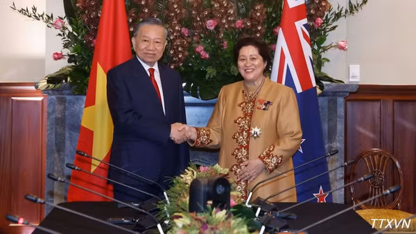 Tổng Bí thư, Chủ tịch nước Tô Lâm và Toàn quyền New Zealand Dame Cindy Kiro chụp ảnh chung trước hội kiến. (Ảnh: Thống Nhất/TTXVN)