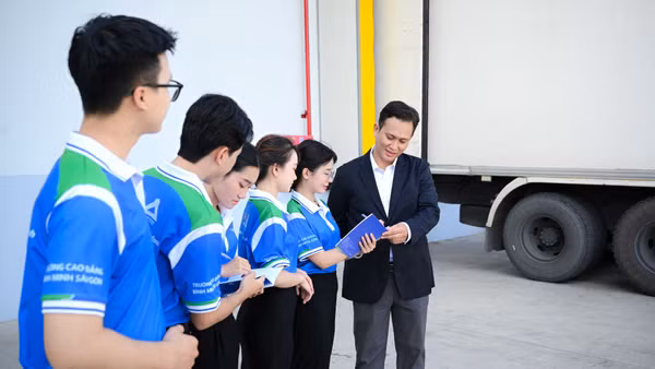  Sinh viên chương trình “Đại học hai giai đoạn” sẽ được trải nghiệm môi trường thực tế tại doanh nghiệp ngay học kỳ đầu tiên của năm nhất để tiếp cận thực tế ngành học. (Ảnh: Trường đại học Văn Hiến)