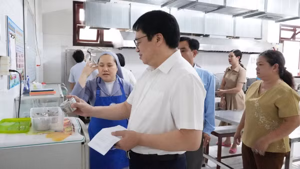 Đoàn kiểm tra liên ngành Trung ương về an toàn thực phẩm kiểm tra bếp ăn tập thể tại tỉnh Đồng Tháp. (Ảnh: VFA cung cấp)