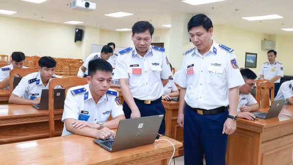 Thiếu tướng Trần Văn Xuân, Phó Chính ủy Cảnh sát biển Việt Nam, Trưởng Ban tổ chức hội thi theo dõi phần thi kiến thức của các thí sinh.