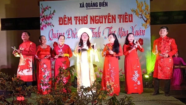 Đêm thơ thu hút sự tham gia biểu diễn, trình diễn thơ-nhạc của nhiều nghệ sĩ thành phố Huế.