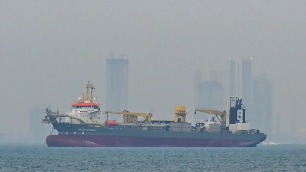 Tàu thương mại thả neo ngoài khơi Dubai, Các tiểu vương quốc Arab thống nhất (UAE) khi tuyến hàng hải qua eo biển Hormuz bị gián đoạn do xung đột, ngày 2/3/2026. (Ảnh: AA/TTXVN)