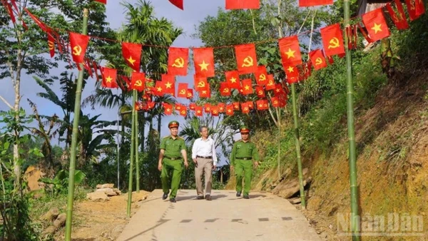 Không khí chuẩn bị cho ngày hội lớn của toàn dân đang rộn ràng khắp các thôn, khu dân cư trên địa bàn xã biên giới Avương. 