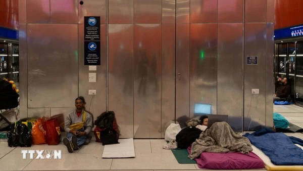 Người dân ngủ qua đêm tại nhà ga tàu điện ngầm để tránh xung đột, tại Tel Aviv, Israel, ngày 2/3/2026. (Ảnh: THX/TTXVN)