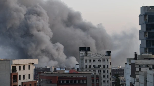 Khói bốc lên sau cuộc tấn công tại Tehran, Iran, ngày 6/3/2026. (Ảnh: THX/TTXVN)